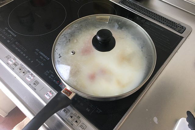 簡単カルボナーラの肝、フライパンで牛乳と水を煮立てる